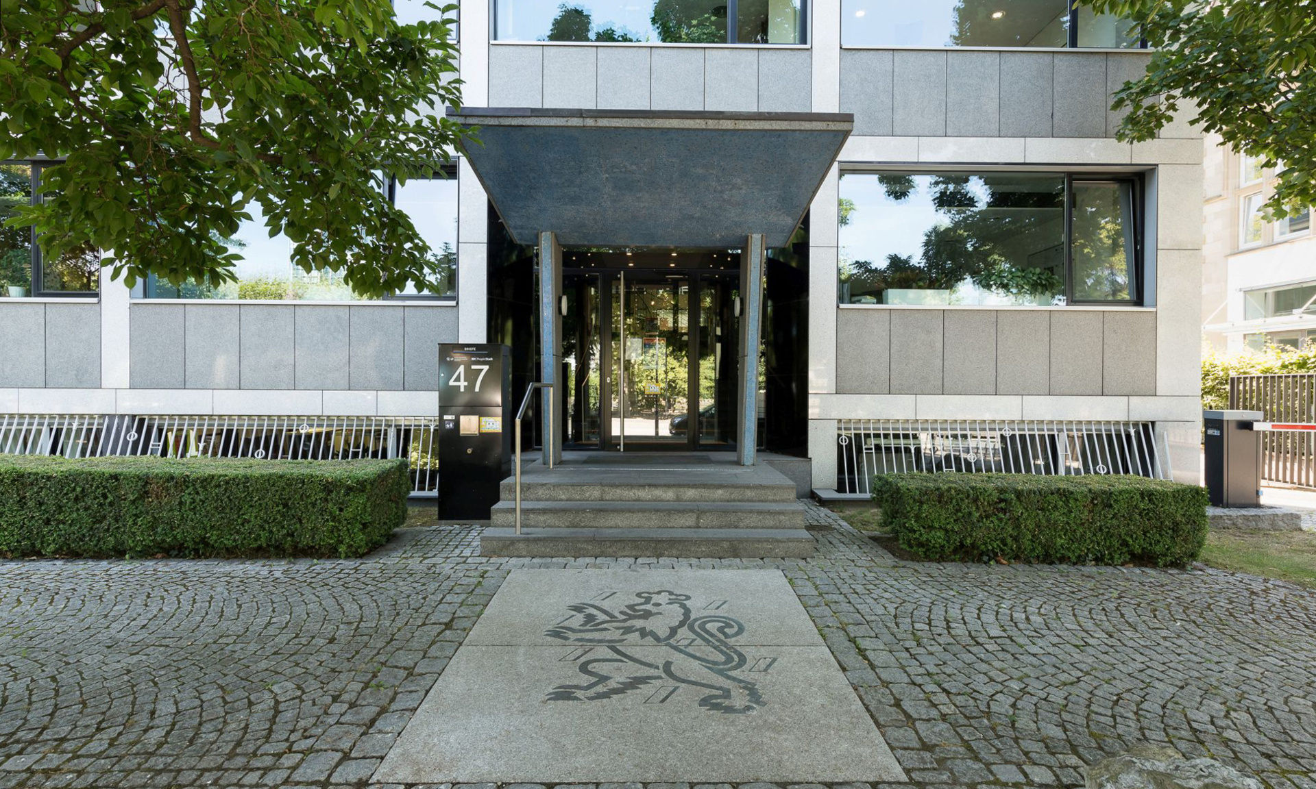 Eingang der Zentrale der NHW